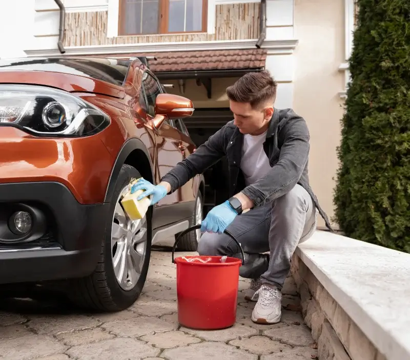 Lavage auto à domicile Lumigny-Nesles-Ormeaux : professionnel intervenant sur un véhicule